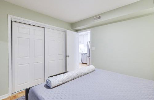 Steps to Shops and Eats Apt in Portage Park! - Foto 13