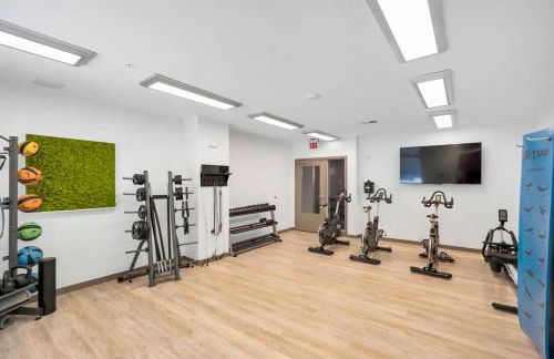 Washer & Dryer with Free Underground Parking with a Pool - Foto 27