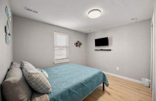 Lakeside Bliss 2BR, 1BA with All Modern Comforts - Foto 31