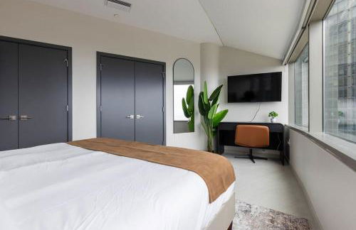 Luxury Downtown King Bed, Rooftop Pool - Photo 31