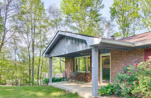 1 Mi to Pisgah Natl Forest Wooded Haven with Deck - Foto 24