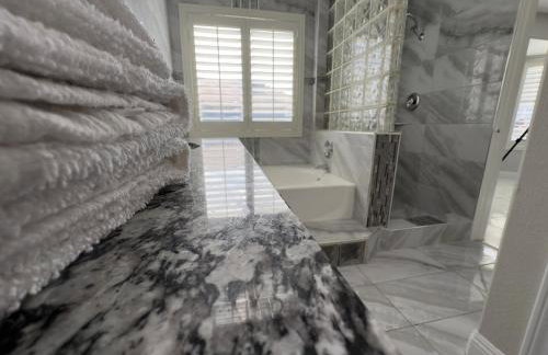 Heated Salt Pool, BBQ, Movie Projector, Stereo, Billiards Table, Arcade Game, Darts - Stone Sanctuary NW at Childrens Memorial Park, Pool Heat Optional - Foto 25