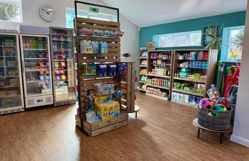 Delightful two bedroom caravan on Par Beach. - Foto 16