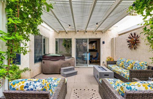 Pool Access Beautiful Modern Home in Las Vegas! - Photo 2