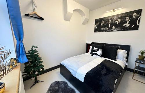 The Secret Agent Apartment - Brought to you by Coastline Retreats - Brand New - 2 mins walk to Beach - Childrens play den - Pool Table - Time Crisis Arcade Machine - Foto 21