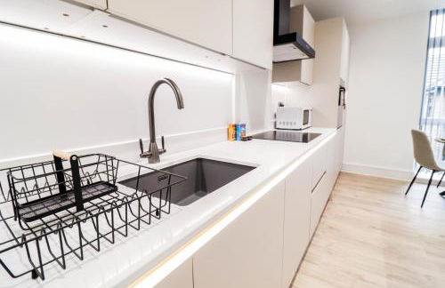 The Abbey Apartment - 1BR Apt with Dedicated Workspace, Fast Wifi & Stylish Kitchen Island & Free Secure Underground Parking - Foto 44