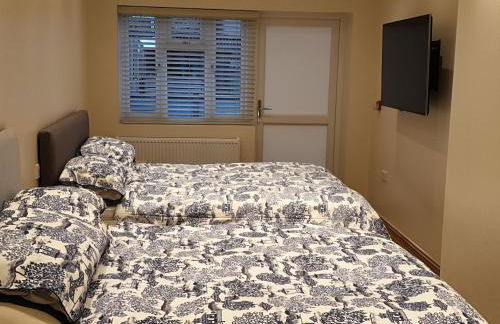 London Luxury Apartments 3 Bedroom Sleeps 8 with 3 Bathrooms 5 mins Walk to tube station free parking - Foto 14