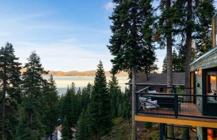 Lake View, Firepit, Game Room Remodeled Lake Tahoe Luxury Cabin by Avantstay - Foto 82