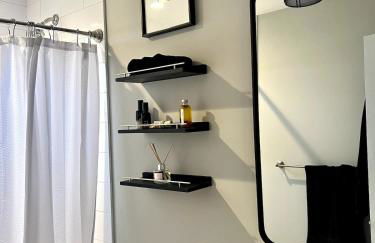 Waterfront Designer Retreat! Stunning Sunsets! Less than 5 minutes to the beach! - Foto 42