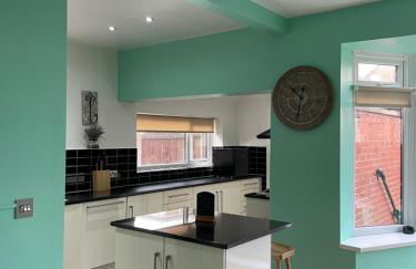 Spacious Family Home Minutes from the Beach - Foto 26