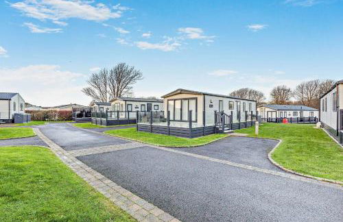 Binky Lodge Stylish Cosy 3-Bedroom Holiday Lodge Hoburne Naish Barton on Sea - Photo 35