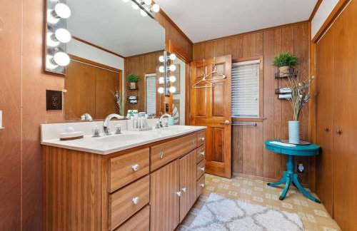 Cheerful Home | Fire Pit | Sleeps 8 - Foto 19