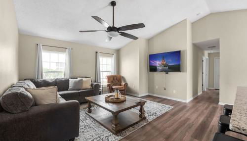 New Listing Pool and Game Room 4BR - Foto 3