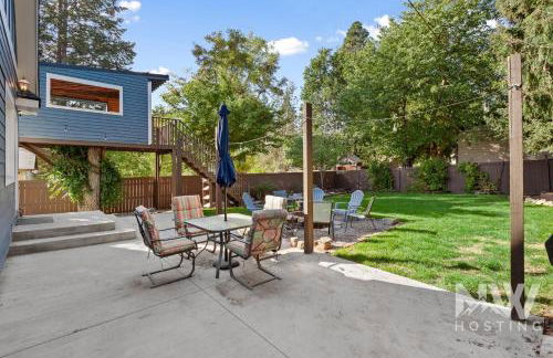 Cozy Farmhouse w Treehouse Fire Pit 1 Mile to Beach Close to Skiing Adventures 1226 - Foto 1