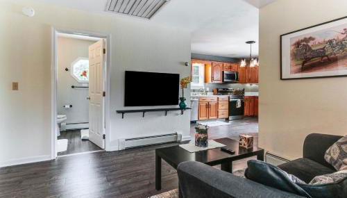 Walk to Town Charming Unit with Balcony in Bedford! - Foto 5