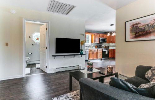 Walk to Town Charming Unit with Balcony in Bedford! - Foto 5