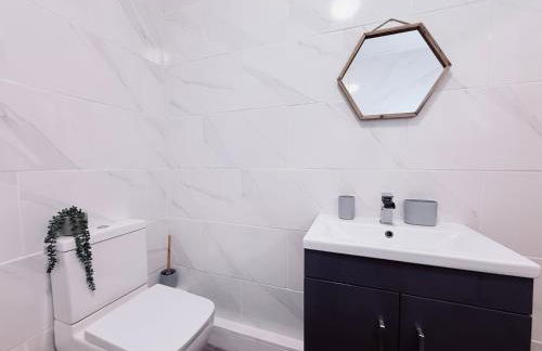 3BR Contractors Stay in Ammanford with Parking and Wi-Fi - Foto 16