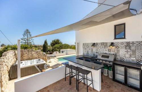 CoolHouses Algarve, Luz, 3 Bed villa, 1 bed studio, heated pool & jacuzzi, sea views, Casa Pequena - Foto 8