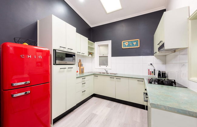 Unique 2BR Converted Storefront APT in Alphington! - Foto 4