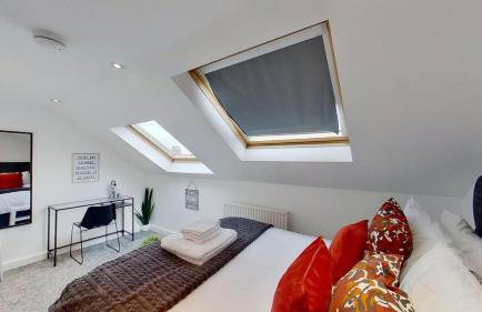 Chic Apartment with Sofa Bed & Netflix - Photo 4