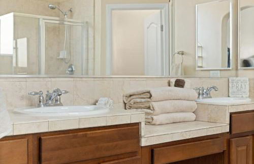 Stylish Silver Falls 4BR KING Master Game Room - Photo 20