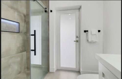 Renovated Modern Home with Big Pool & Ocean Access - Foto 34