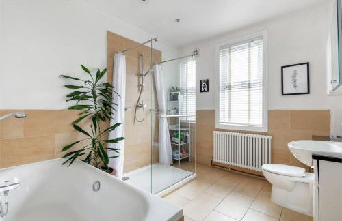 Well-equipped 4 bedroom family home with garden - Foto 23