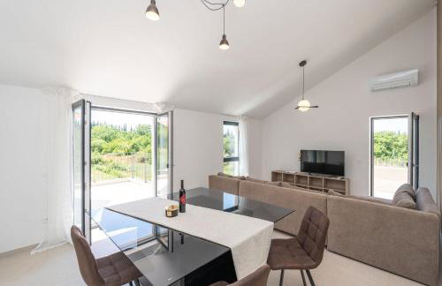 Green & Blue Five Bedroom Villa with Private Pool and Complete Privacy - Photo 13