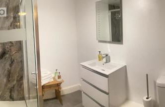 The Studio, spacious riverside property in Ludlow with private parking - Photo 12