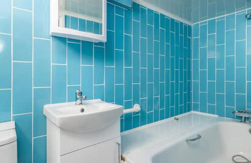 "FurnishedRentals Direct" WiggenHouse Stylish 3 Bedroom house Sleeps 8 with Free Parking, 2 Bathrooms, near to Watford High Street and Watford Football Stadium, Suitable for visiting Harry Potter Warner Bros Studio and London - Photo 5