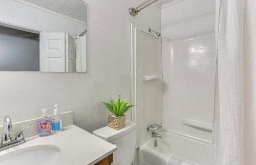 12 Mi to Lake Access Port Arthur Apt with Yard - Photo 19