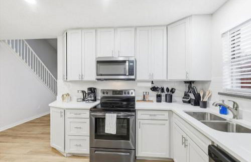 Luxury Living w Backyard Pool Oasis 5BD 3BA - Foto 12