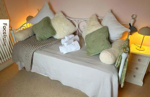 Charming Surrey Cottage perfect for Autumn or Winter gatherings - Photo 19