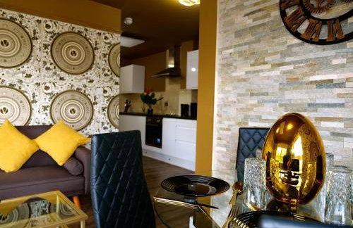 Stunningly Opulent Gold Apartment Near Sheffield FULL SKY TV - Foto 54