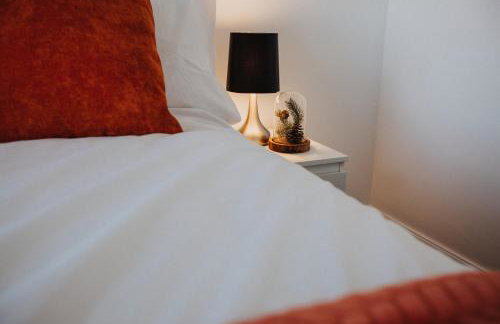 Waterfront 2 Bed Apartment - Free Parking & Wi-Fi - Foto 31