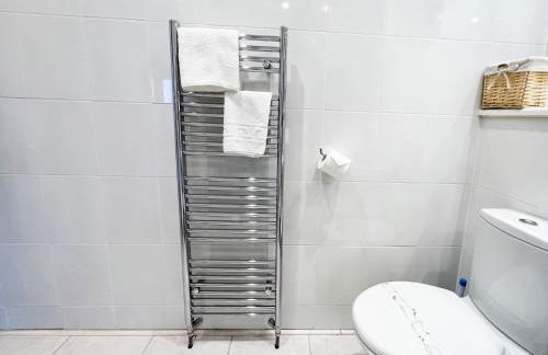 A Spacious Flat with Character - Private Car Space - Foto 25