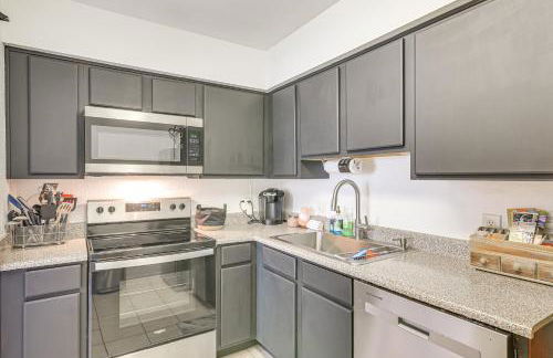 Less Than 1 Mi to Beach Galveston Condo with Fenced Patio - Foto 2