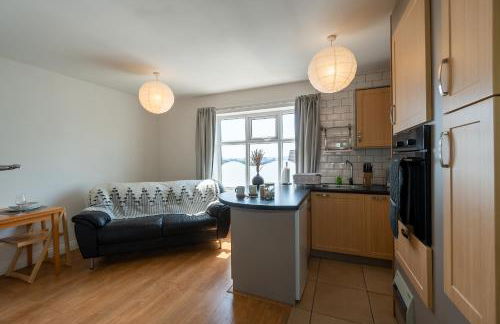 Luxury 1st floor modern flat, close to city with free parking - Photo 1