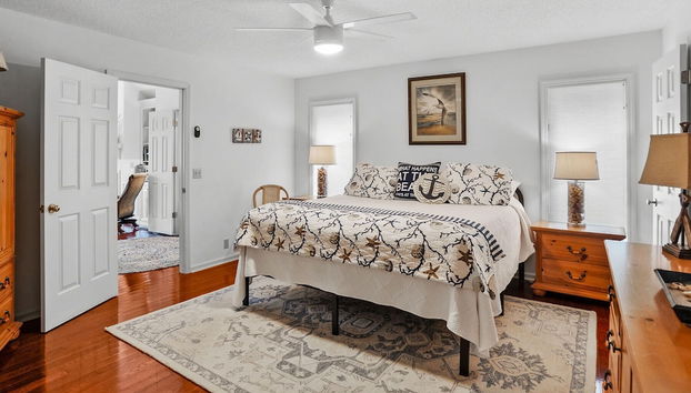 Sprawling Family Home Near Beaches With Fishing Dock & Beautiful Canal Views - Foto 5, Habitación