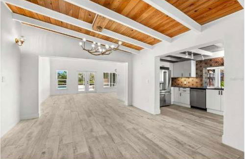 Blue Lagoon Hideaway 3BR Coastal Chic Retreat - Photo 30