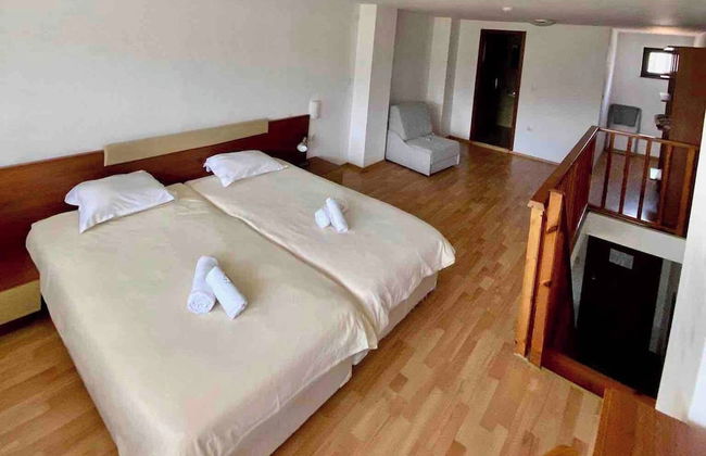 1 Bed Homey Two Floor Apartment - 200mbps Wi-fi! - Photo 2