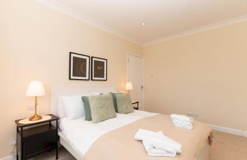 Pass the Keys Stunning Spacious Chessington Gem with Parking - Photo 32