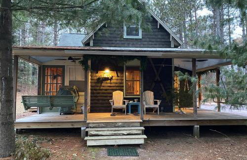 Cabin in the woods with fire pit and porch - Foto 30