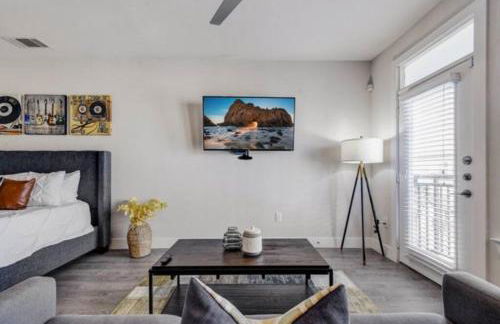 Luxurious Studio, Work from Home, Wifi, Riverwalk - Photo 10