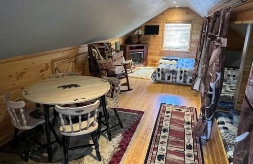 Cubs Den - Hot Tub- Walk to Lake- Fire Pit - Kayaks - Foto 30