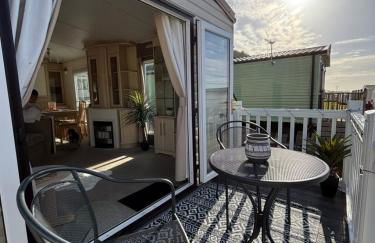 Welsh Bayview Retreat 2-Bed Caravan & 2-Bed Chalet at Clarach Bay Holiday Village - Foto 2
