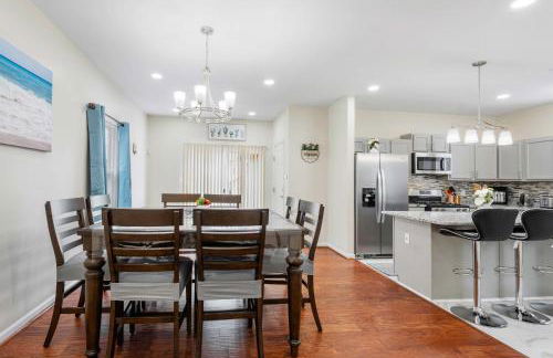 Modern 4BR Retreat with Free Parking in Prime CWE! - Foto 13