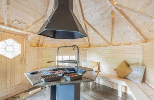 Treetops Luxury Log Cabin - Hot tub, BBQ & Sauna - Foto 3