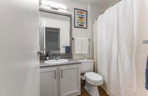 2BR Downtown Gem with Arcade games! - Sleeps 7 - Near Convention Center - Stadium - Photo 15