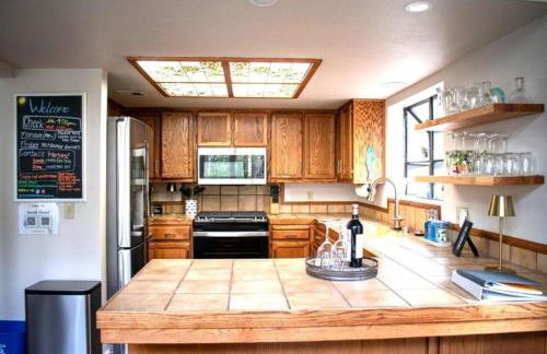 Forest Home with Deck, EV Station, King Beds - Foto 17